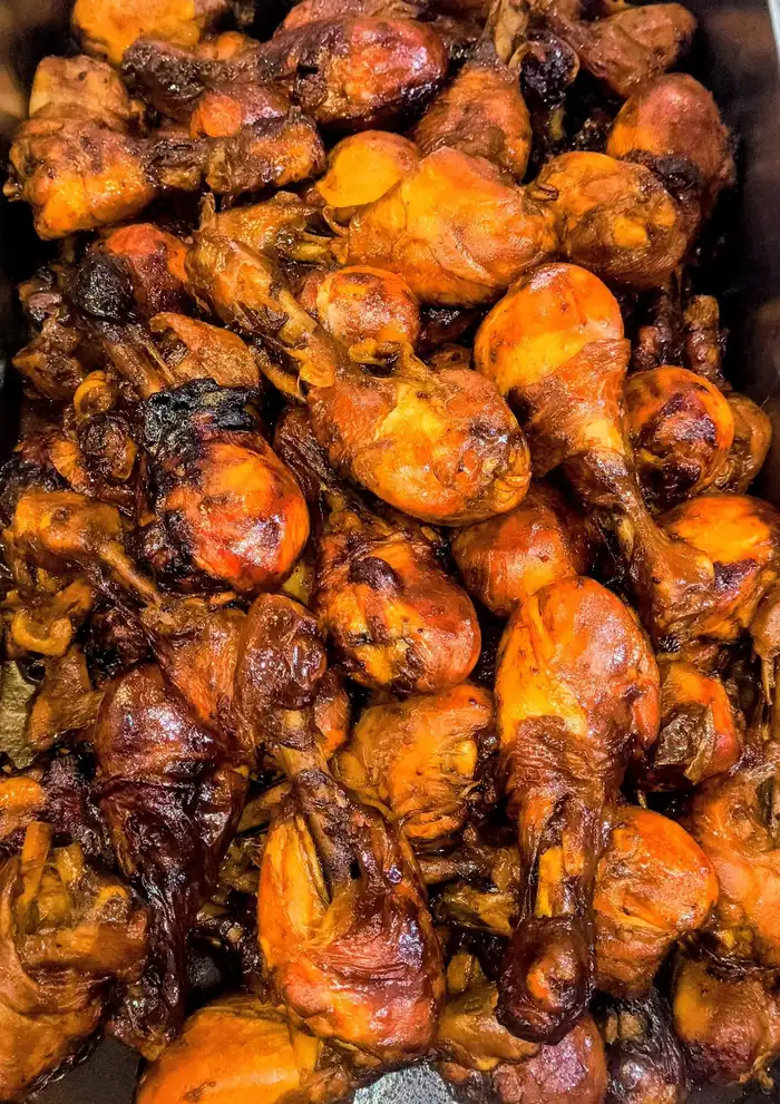 Un bac de cuisses de poulet dorées, vu de dessus