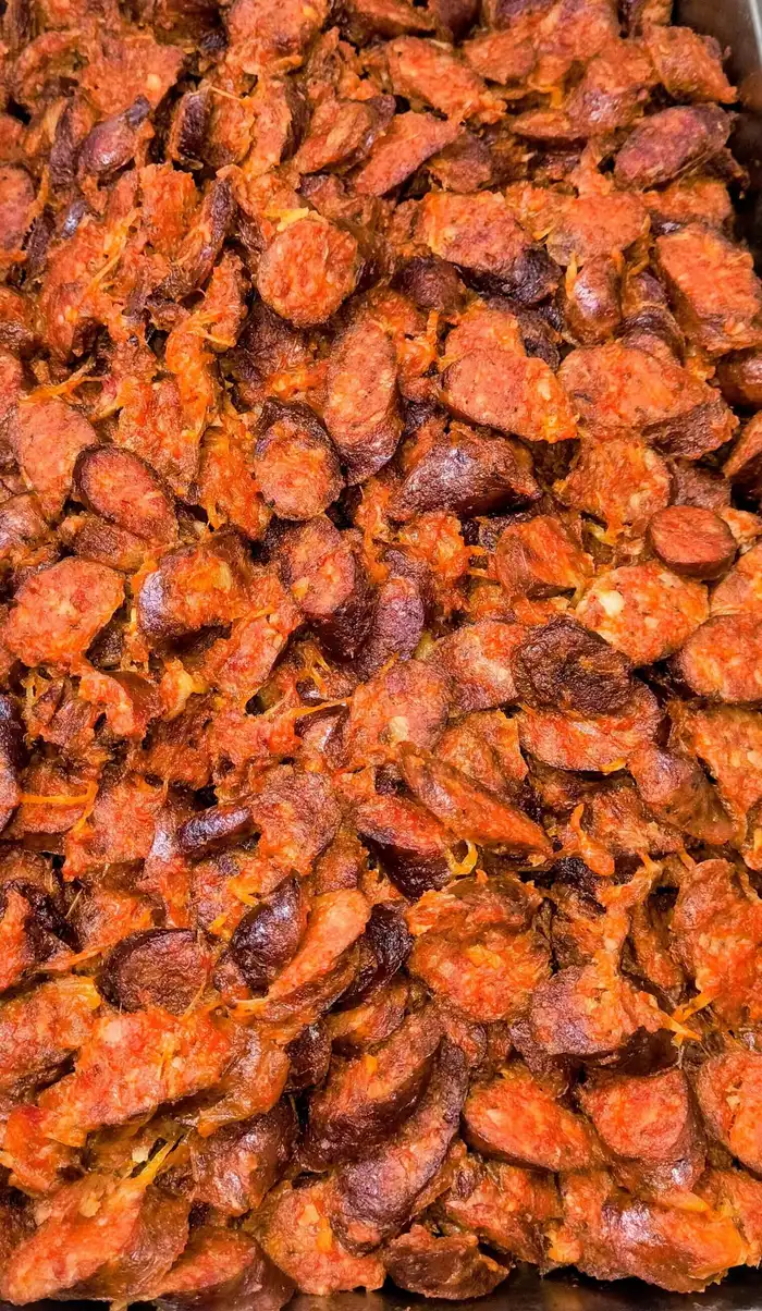 Un bac de saucisses au rougail, vu de dessus